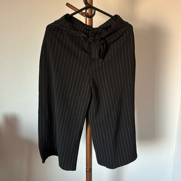 Pants - Beautiful wide leg Capri trousers